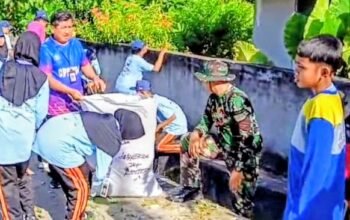 Koramil 1406-03/Maniangpajo Bersama Warga dan Pelajar Gelar Karya Bhakti Bersihkan Drainase