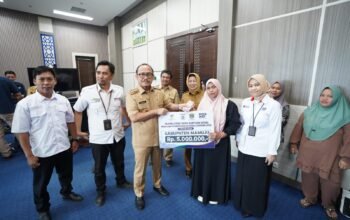 Gubernur Suhardi Duka Salurkan ki Bantuan Modal Rp5 Juta untuk Keluarga PKH Desil Satu dan Dua