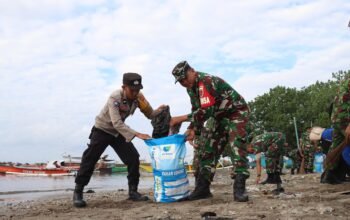 TNI-POLRI Bersama Instansi Terkait Gelar ki Aksi Bersih Pantai di Bulukumba