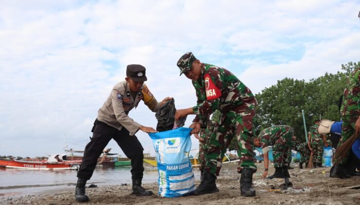 TNI-POLRI Bersama Instansi Terkait Gelar ki Aksi Bersih Pantai di Bulukumba