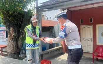 Jumat Berkah, Ditlantas Polda Sulbar Kembali Hadir di Tengah Masyarakat Berbagi Makanan Gratis