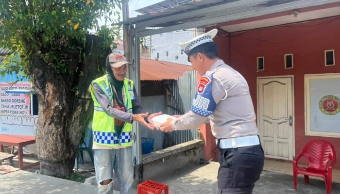 Jumat Berkah, Ditlantas Polda Sulbar Kembali Hadir di Tengah Masyarakat Berbagi Makanan Gratis