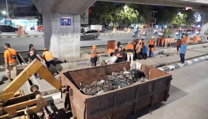 Tauwwa, Jaga Estetika Kota, Pemkot Makassar Bersihkan Sampah dan Drainase di Bawah Tol Pettarani