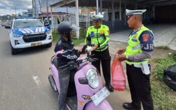 Jumat Berkah: Ditlantas Polda Sulbar Tebar ki Kebaikan, Berbagi Rezeki dengan Ojol, Tukang Becak dan Juru Parkir