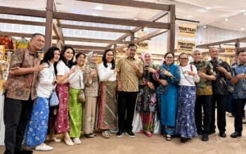 Kasad dan Ketua Umum Persit KCK Kunjungi Booth Tenun Sutera Sengkang, UMKM Persit Wajo Curi Perhatian di Persit Bisa 2026