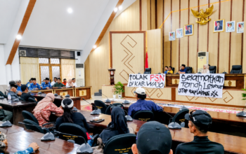 Ratusan Massa Menolak Pemindahan Pasar Wiringpalannae, DPRD W