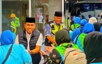 Bupati Wajo Andi Rosman Sambut Langsung Kepulangan 384 Jamaah Haji Kloter 4 di Bandara Hasanuddin