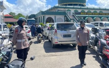 Polwan Polres Sinjai Jaga Keamanan & Pelayanan Saat Sholat Jumat