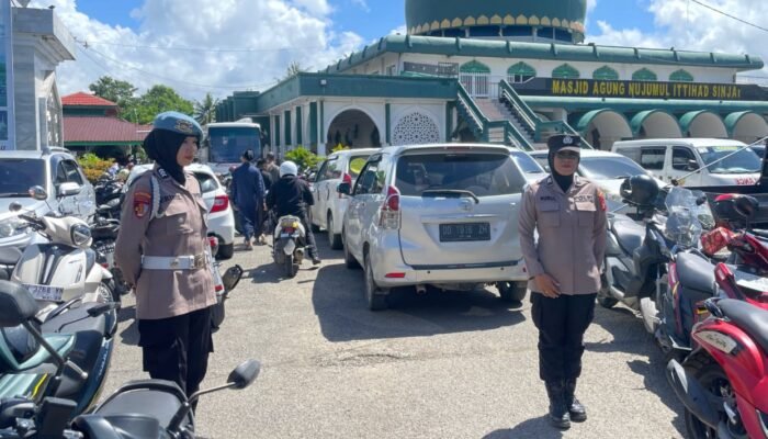 Polwan Polres Sinjai Jaga Keamanan & Pelayanan Saat Sholat Jumat