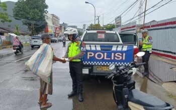 Jumat Berkah, Ditlantas Polda Sulbar Berbagi ki Makanan Gratis, Wujud Kepedulian Untuk Masyarakat