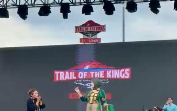 Tari Kecak Nusantara Meriahkan Trail Of The Kings di Pulau Samosir, Sulawesi Barat Perankan ki Dewi Shinta
