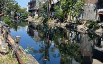 Palla ki, Tak Kenal Libur, BPBD Makassar Bersihkan Tumpukan Sampah di Kanal Kandea