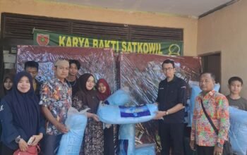 Dinsos Bulukumba Serahkan ki Bansos Berupa Sprinbet Kepada Sejumlah LKSA
