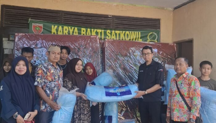 Dinsos Bulukumba Serahkan ki Bansos Berupa Sprinbet Kepada Sejumlah LKSA