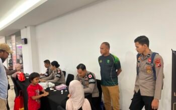 Sasar Pengunjung Mall Matos Mamuju, Biddokkes Polda Sulbar Gelar ki Bakti Kesehatan Gratis Sambut HUT Bhayangkara Ke 80