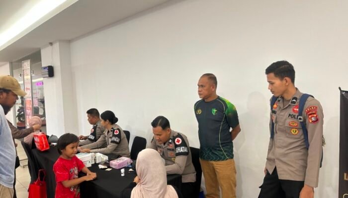 Sasar Pengunjung Mall Matos Mamuju, Biddokkes Polda Sulbar Gelar ki Bakti Kesehatan Gratis Sambut HUT Bhayangkara Ke 80