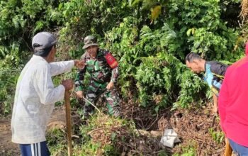 Babinsa Koramil 1406-10/Pitumpanua dan Warga Gotong Royong Bersihkan Saluran Air di Desa Bulu Siwa