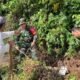 Babinsa Koramil 1406-10/Pitumpanua dan Warga Gotong Royong Bersihkan Saluran Air di Desa Bulu Siwa