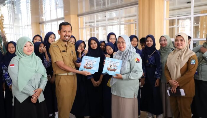 Tauwwa Siswa SMPN 7 Bulukumba Field Trip ke Gedung Pinisi dan Ammatoa