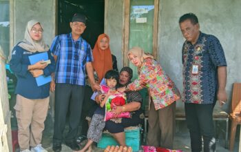 Kadis Sosial Bulukumba Salurkan ki Bantuan Permakanan Kepada Penyandang Disabilitas dan Lansia