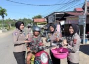 Polantas Menyapa: Pengendara Tertib di Mamuju Dapat ki Hadiah Sayuran Segar Hasil Kebun Ditlantas Polda Sulbar