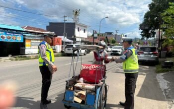 Tebar Kebahagiaan di Hari Jumat, Ditlantas Polda Sulbar Bagikan ki Makanan Gratis untuk Pejuang Jalanan