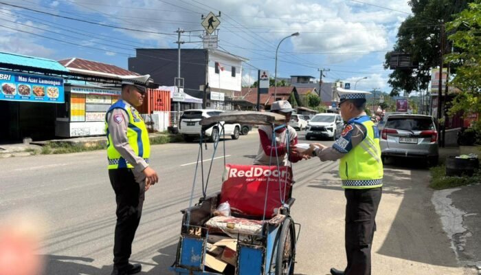 Tebar Kebahagiaan di Hari Jumat, Ditlantas Polda Sulbar Bagikan ki Makanan Gratis untuk Pejuang Jalanan