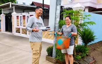 Kadis DLH Wajo Keliling Kampung Beri Hadiah untuk Warga Rajin Bersih-Bersih, Dorong Budaya Jaga Lingkungan