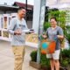 Kadis DLH Wajo Keliling Kampung Beri Hadiah untuk Warga Rajin Bersih-Bersih, Dorong Budaya Jaga Lingkungan