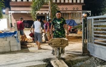 Babinsa Koramil 1406-01/Tempe dan Warga Bergotong Royong Timbun Pondasi Masjid Taqwa Grand Hill