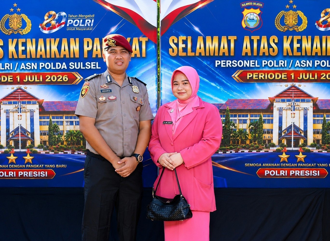 Foto: Momen penuh syukur, Bripka Adiarta Eka Wardhana bersama istri usai menerima kenaikan pangkat pada Upacara Korps Raport Polda Sulsel, 1 Juli 2026.