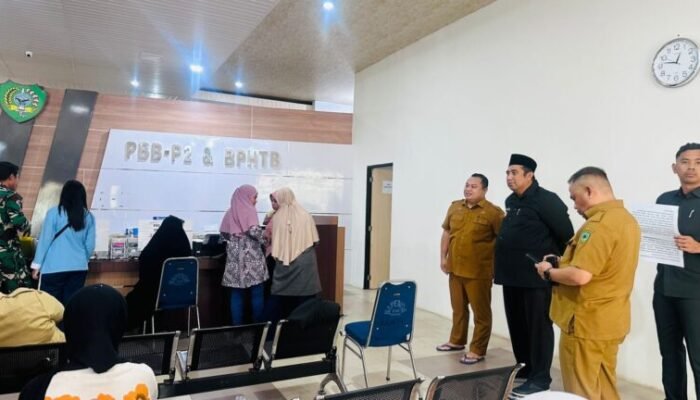 Bupati Chaidir Syam Pantau Pembayaran PBB di Bapenda Maros, Realisasi Capai Rp13,7 Miliar