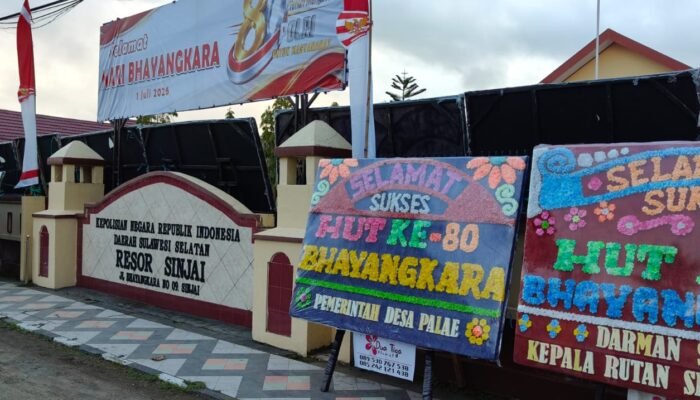 Puluhan Karangan Bunga Banjiri Mapolres Sinjai di Puncak HUT Bhayangkara ke-80