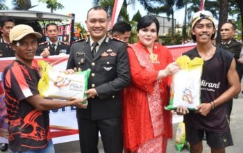 Hari Jadi Bhayangkara, Polres Bulukumba Bagi bagi ki Beras Kepada Warga