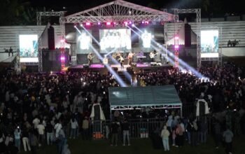 Panggung Gembira HUT Bhayangkara ke‑80 Polda Sulbar Banjir ki Pengunjung, Charly Van Houten Buat Suasana Stadion Manakarra Makin Meriah