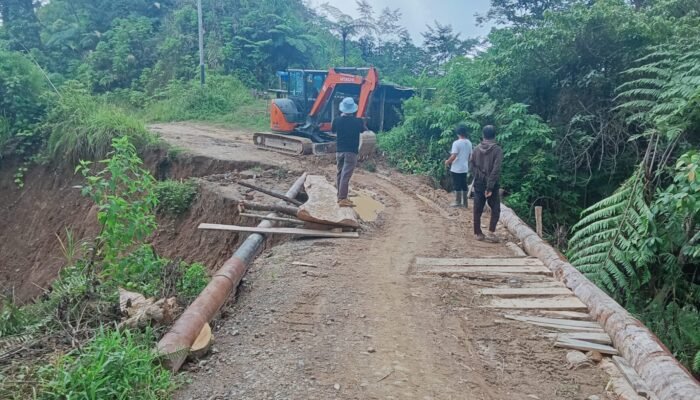 Respons Cepat Arahan Gubernur SDK, PUPRD Sulbar Kerahkan ki Alat Berat Tangani Kerusakan Jalan Poros Salutambung–Mambi