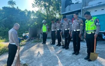 Cegah Kecelakaan Sejak Dini, Ditlantas Polda Sulbar Bersihkan ki Titik Rawan di Jalan Husni Thamrin Mamuju