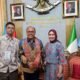 Duta Besar RI untuk Italia Bangga dan Antusias ki terhadap Tenun Sekomandi Khas Sulawesi Barat