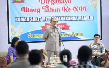 Suhardi Duka Apresiasi ki Loyalitas Karyawan pada HUT ke-14 RS Mitra Manakarra