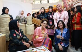 Tauwwa Dekranasda Bulukumba Tampil Memikat di TSM Makassar, Andi Herfida Ajak Masyarakat Bangga Pakai Produk Lokal