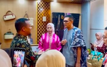 Tauwwa Gubernur Sulsel Apresiasi ki Miniatur Pinisi Karya UMKM Bulukumba di Pameran HUT Dekranas ke-46