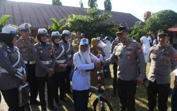 Hari Pertama Sekolah, Kapolres Bagikan ki Tauwwa Sarapan dan Roti untuk Siswa