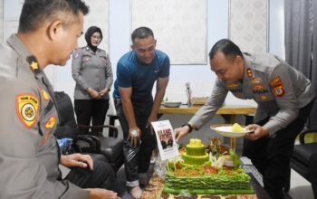 Wujud Soliditas TNI–Polri, Kapolres Beri ki Kejutan Ultah dan Doakan Kesembuhan Dandim Bulukumba