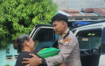 Tangis Haru dan Pelukan Hangat Saat AKP Hasan Fadhlyh Serahkan ki Sembako kepada Ibu Rembong