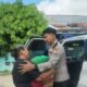 Tangis Haru dan Pelukan Hangat Saat AKP Hasan Fadhlyh Serahkan ki Sembako kepada Ibu Rembong