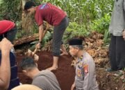Kompol Syamsul Bahri Ikut ki Masukkan Jenazah ke Liang Lahat