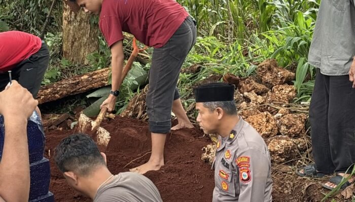 Kompol Syamsul Bahri Ikut ki Masukkan Jenazah ke Liang Lahat