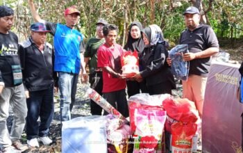 Kadis Sosial Bulukumba Serahkan ki Bantuan Logistik Kepada Korban Kebakaran