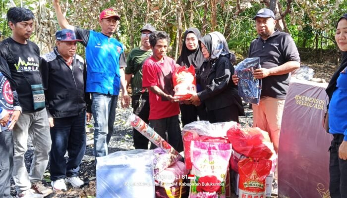 Kadis Sosial Bulukumba Serahkan ki Bantuan Logistik Kepada Korban Kebakaran