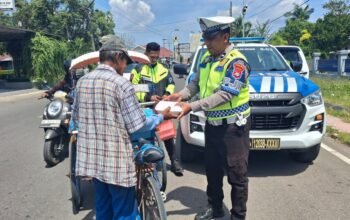 Polantas Karib: Berburu Berkah Jumat, Tebar ki Senyum Lewat Berbagi Makanan Gratis